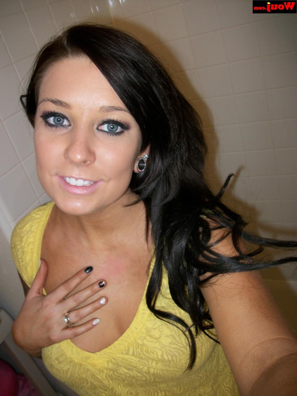 15P Brunette amateur WouJ shows her big booty in panties in the shower