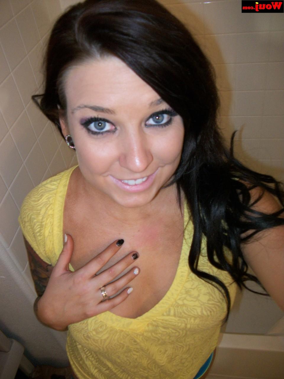 15P Brunette amateur WouJ shows her big booty in panties in the shower