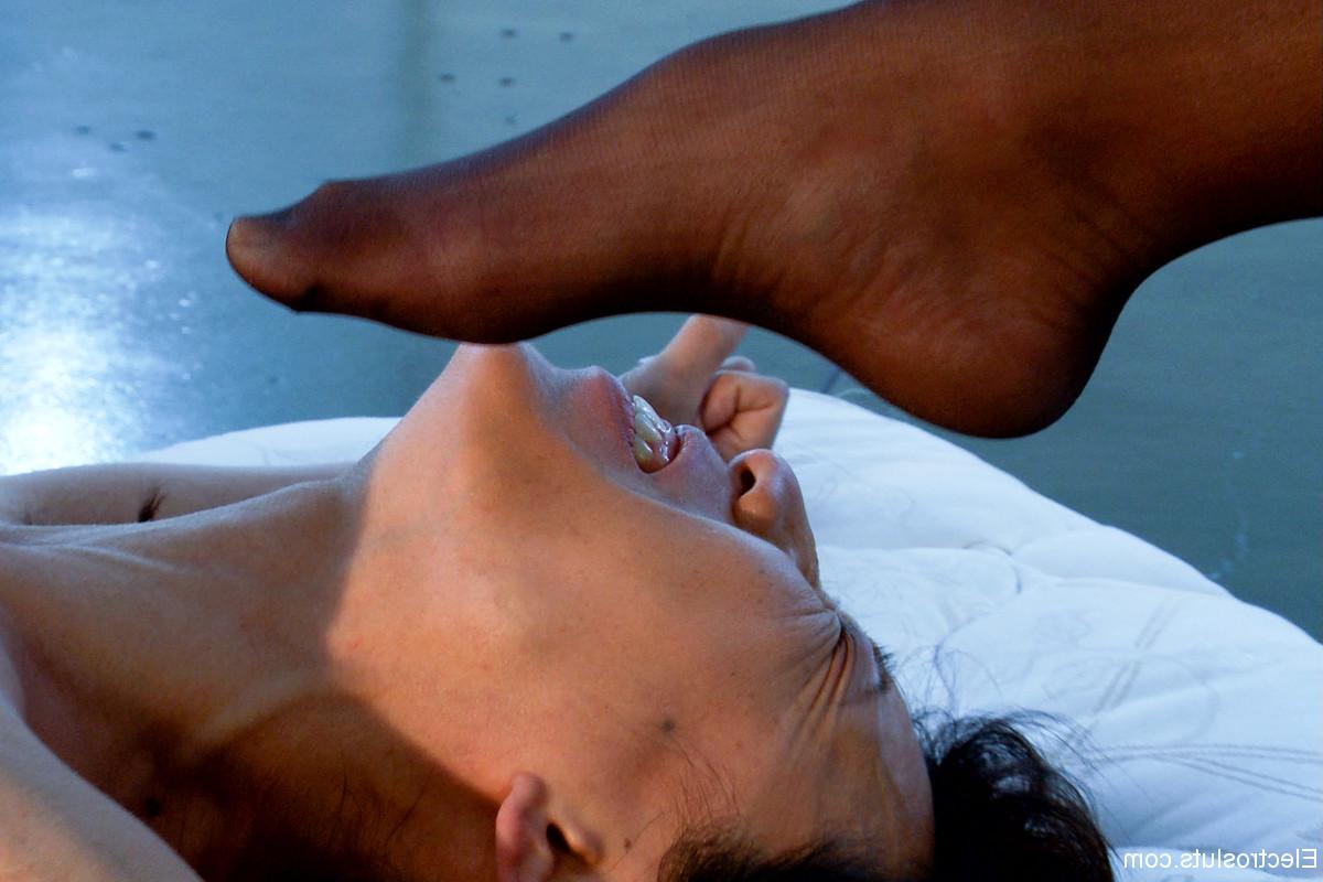 20P Lésbicas lambendo buceta e rosto sentado em uma MILF em uma cena lezdom selvagem 2 em 1