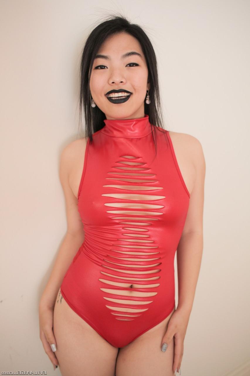 18P Nari Park, une bombasse asiatique aux cheveux noirs, enlève ses vêtements rouges et écarte ses manchons.