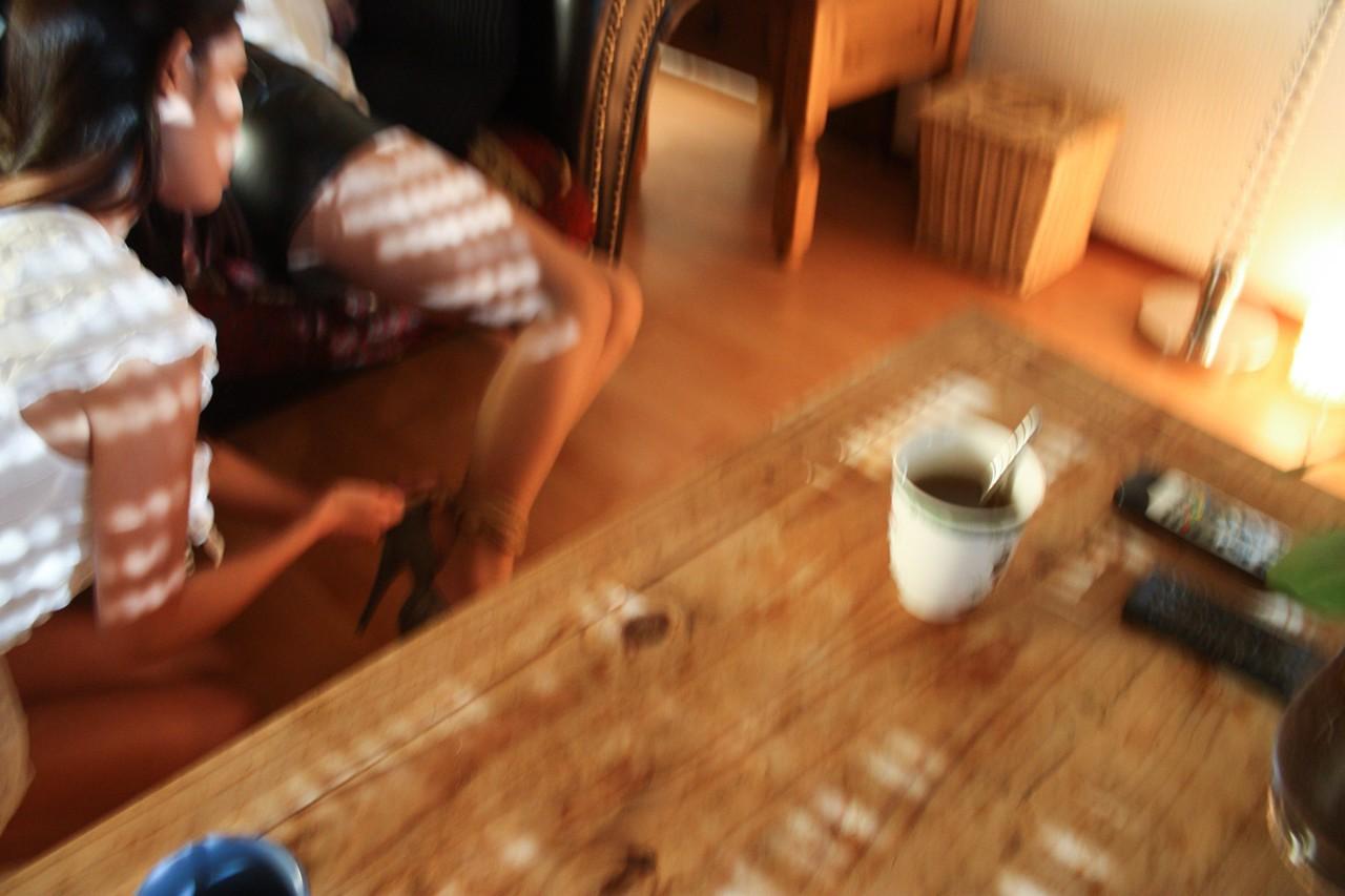 20P Impresionante MILF pervertida Davon Kim ata a una nena borracha en su sala de estar