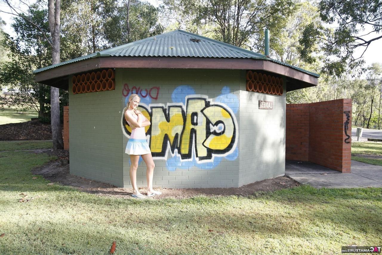 16P A adolescente loira Aussie Jewel fica totalmente nua dentro do banheiro masculino