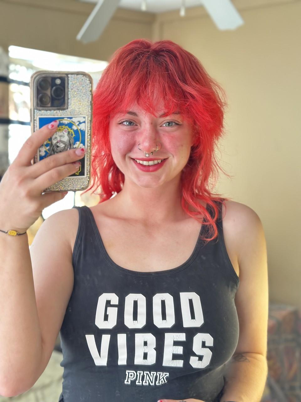 12P 鼻ピアスをしたOnlyFansの美女、アビーがソロで魅惑的なポーズをとる