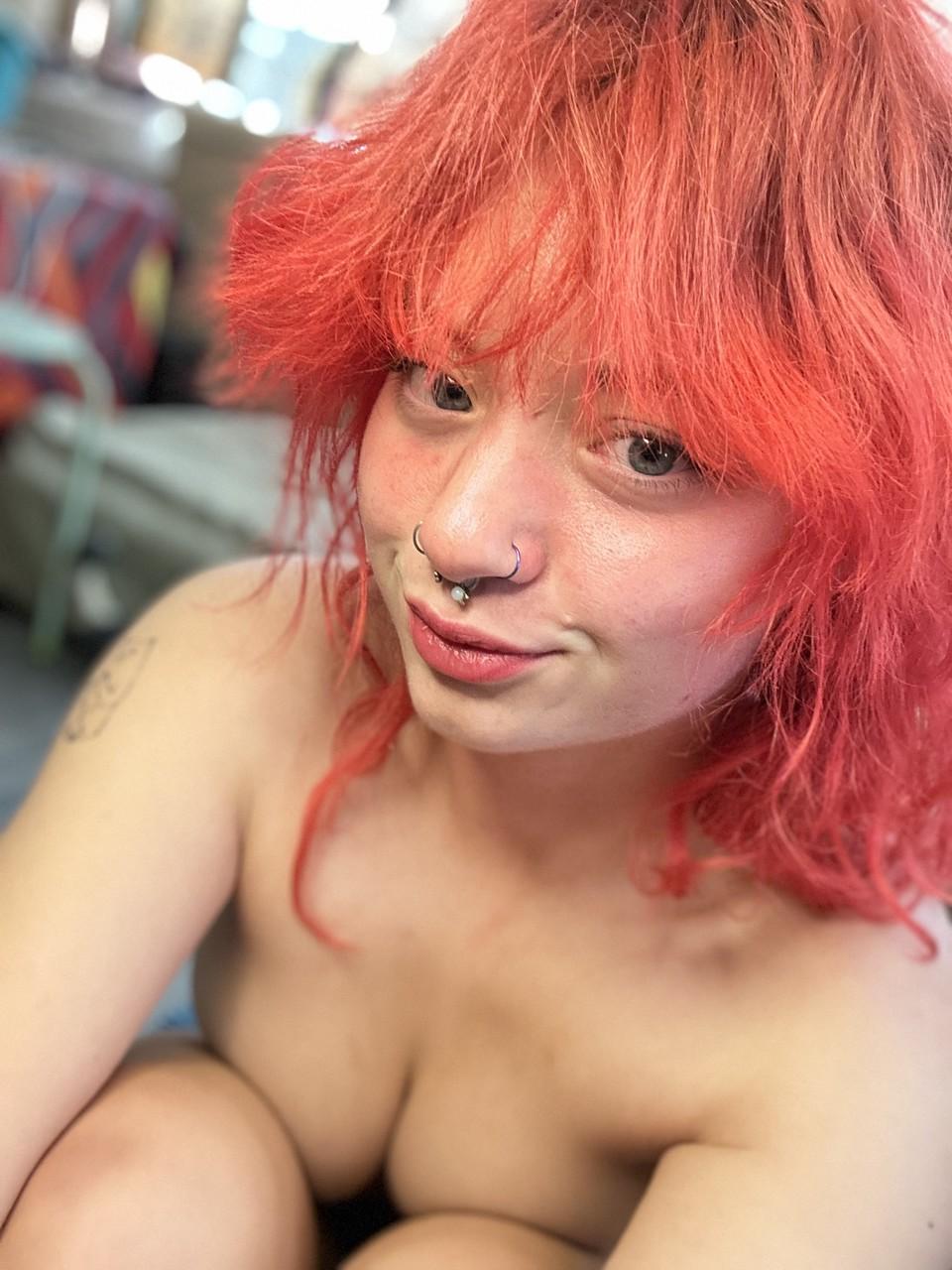 12P 鼻ピアスをしたOnlyFansの美女、アビーがソロで魅惑的なポーズをとる