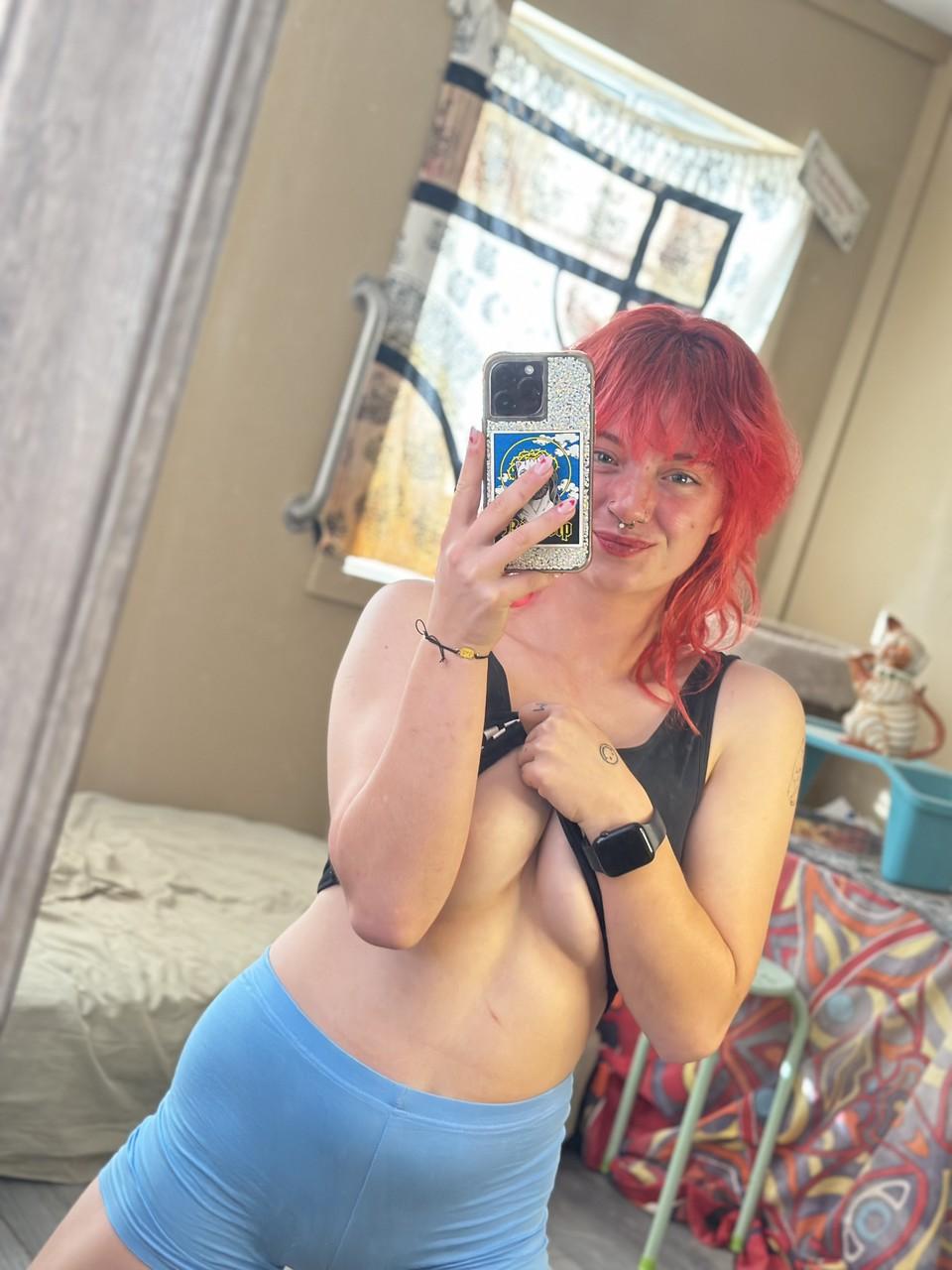 12P 鼻ピアスをしたOnlyFansの美女、アビーがソロで魅惑的なポーズをとる