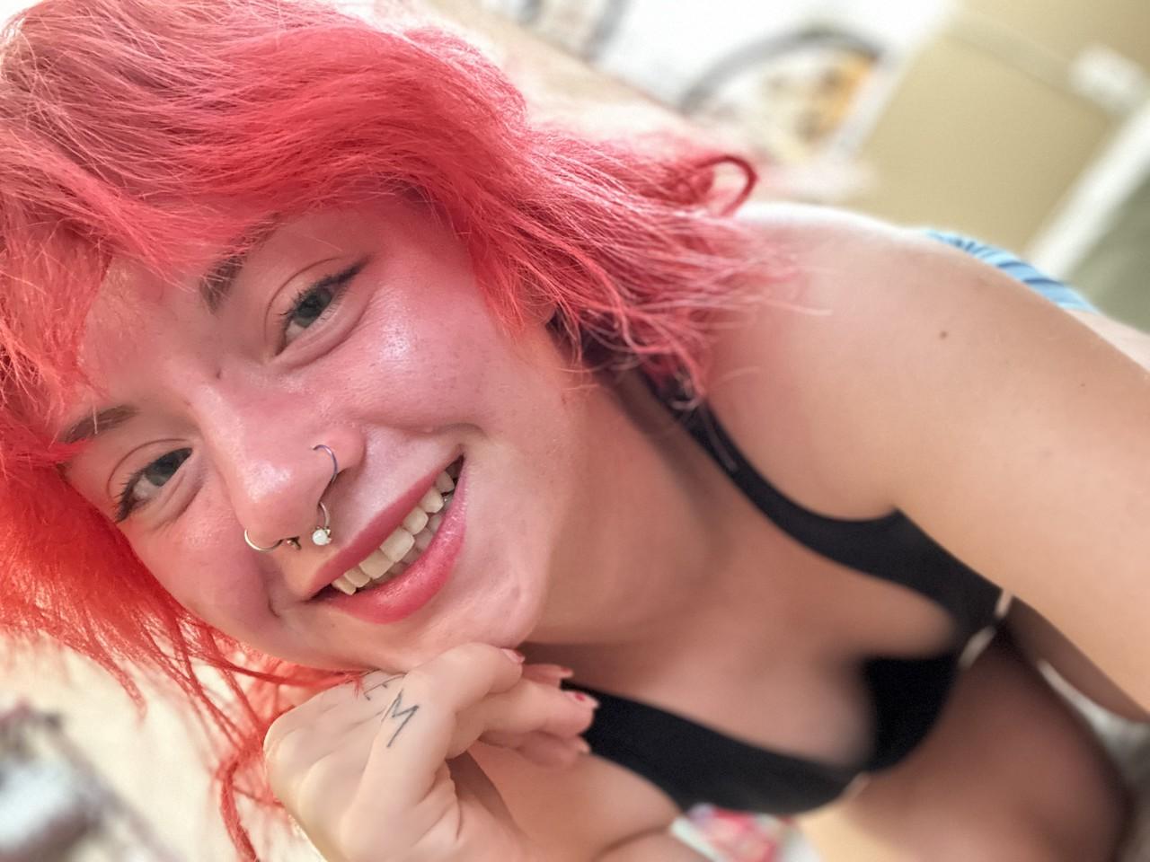 12P 鼻ピアスをしたOnlyFansの美女、アビーがソロで魅惑的なポーズをとる