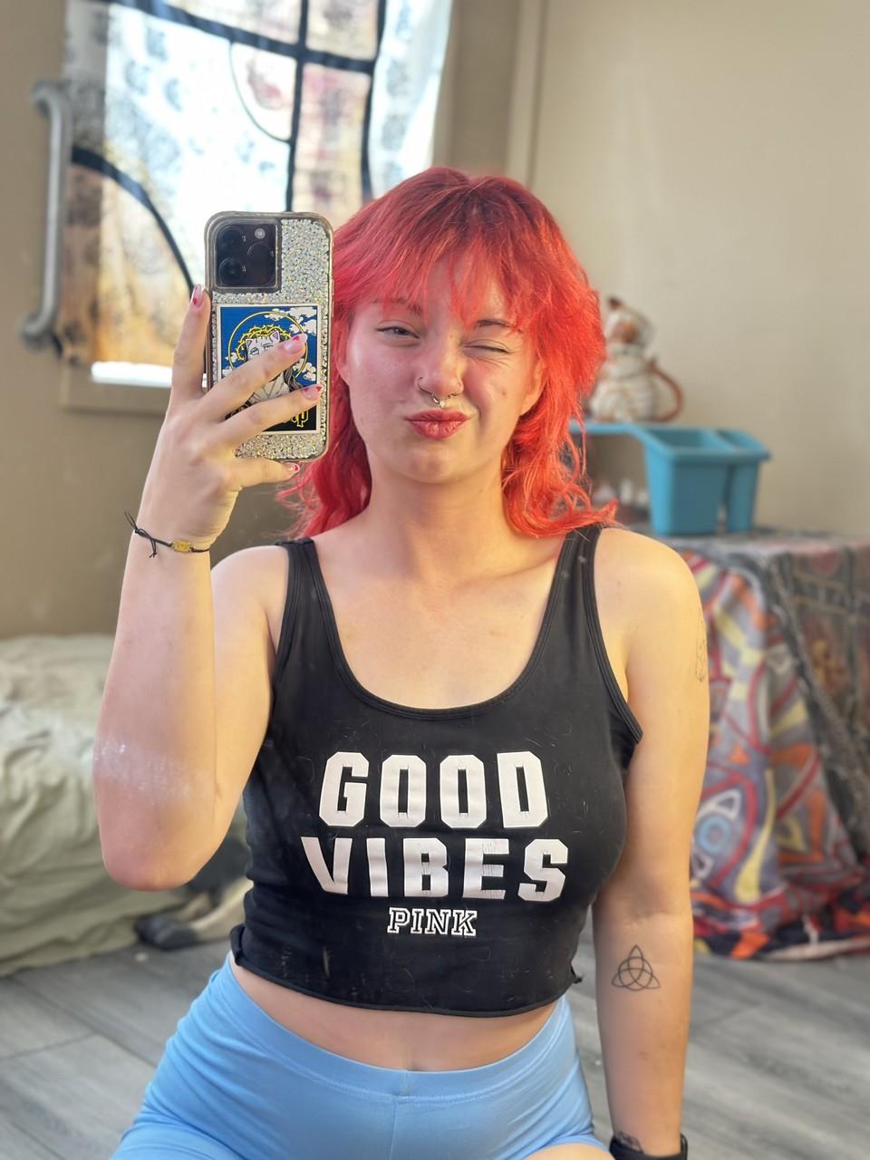 12P 鼻ピアスをしたOnlyFansの美女、アビーがソロで魅惑的なポーズをとる