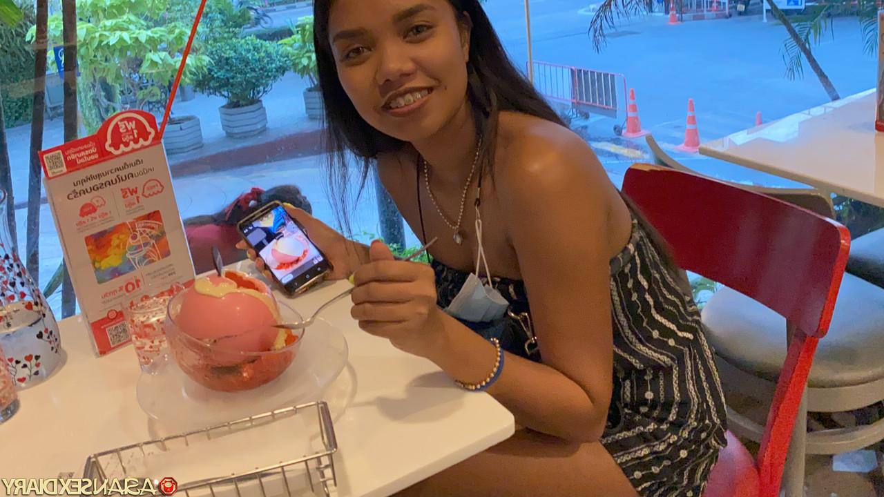 20P La asiática Fon B hace alarde de sus pequeñas tetas mientras se desnuda para tener sexo POV