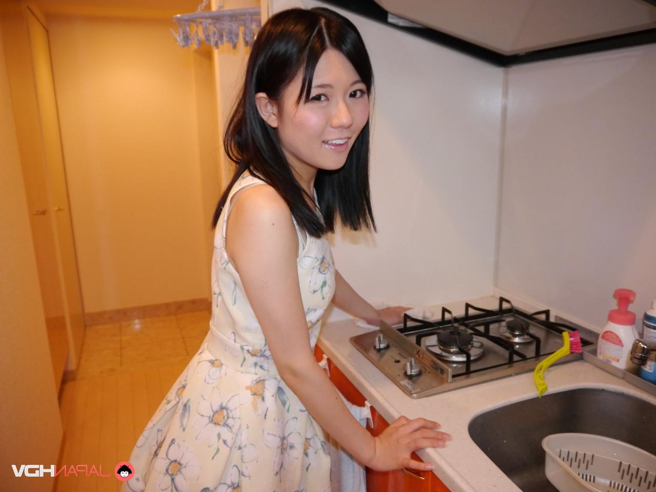 15P La japonesa Mai Araki se burla de su novio antes de darle sexo oral