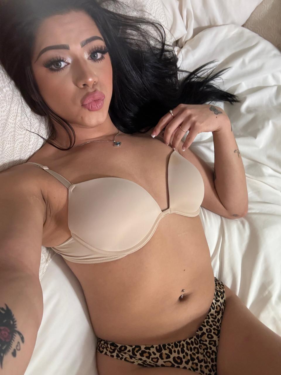 14P Sexy amador morena travesti Taylor Femboy posa em sua lingerie quente
