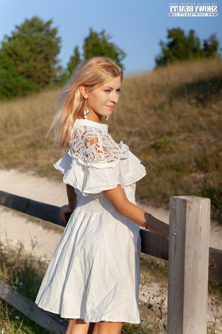 20P A doce adolescente loira Claire tira o vestido para ficar nua contra uma cerca rural
