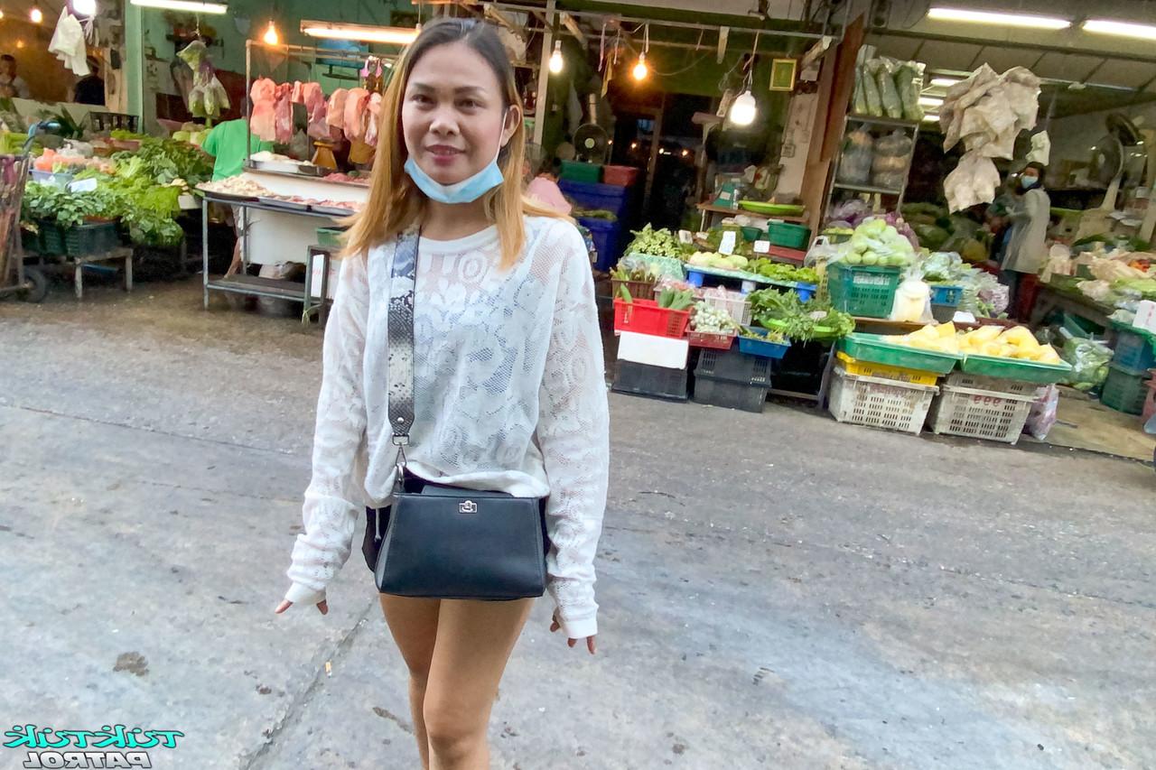20P Die thailändische Puppe Oan lässt sich von einem Fremden, den sie gerade kennengelernt hat, in ihre haarige Muschi ficken