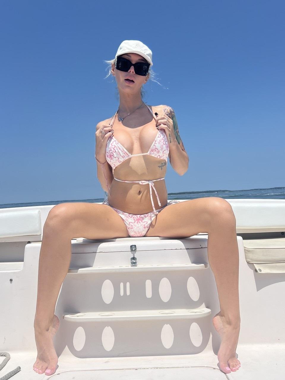 10P Tgirl amadora de óculos de sol Aubrey Kate mostra seus peitos grandes e pau em um barco