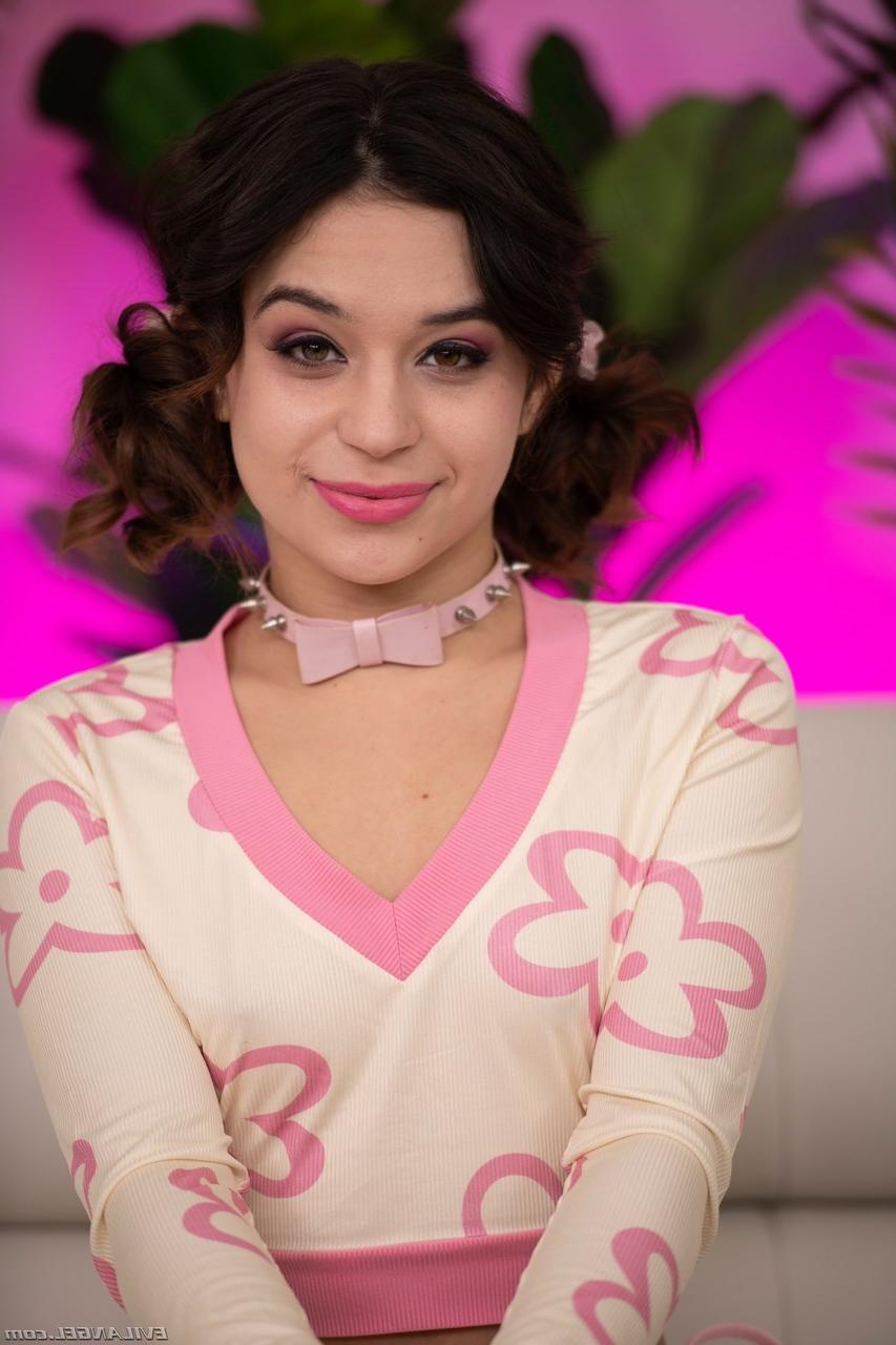 20P Die sexy Brünette Aria Valencia gibt einen Deepthroat BJ und lässt sich gründlich ficken