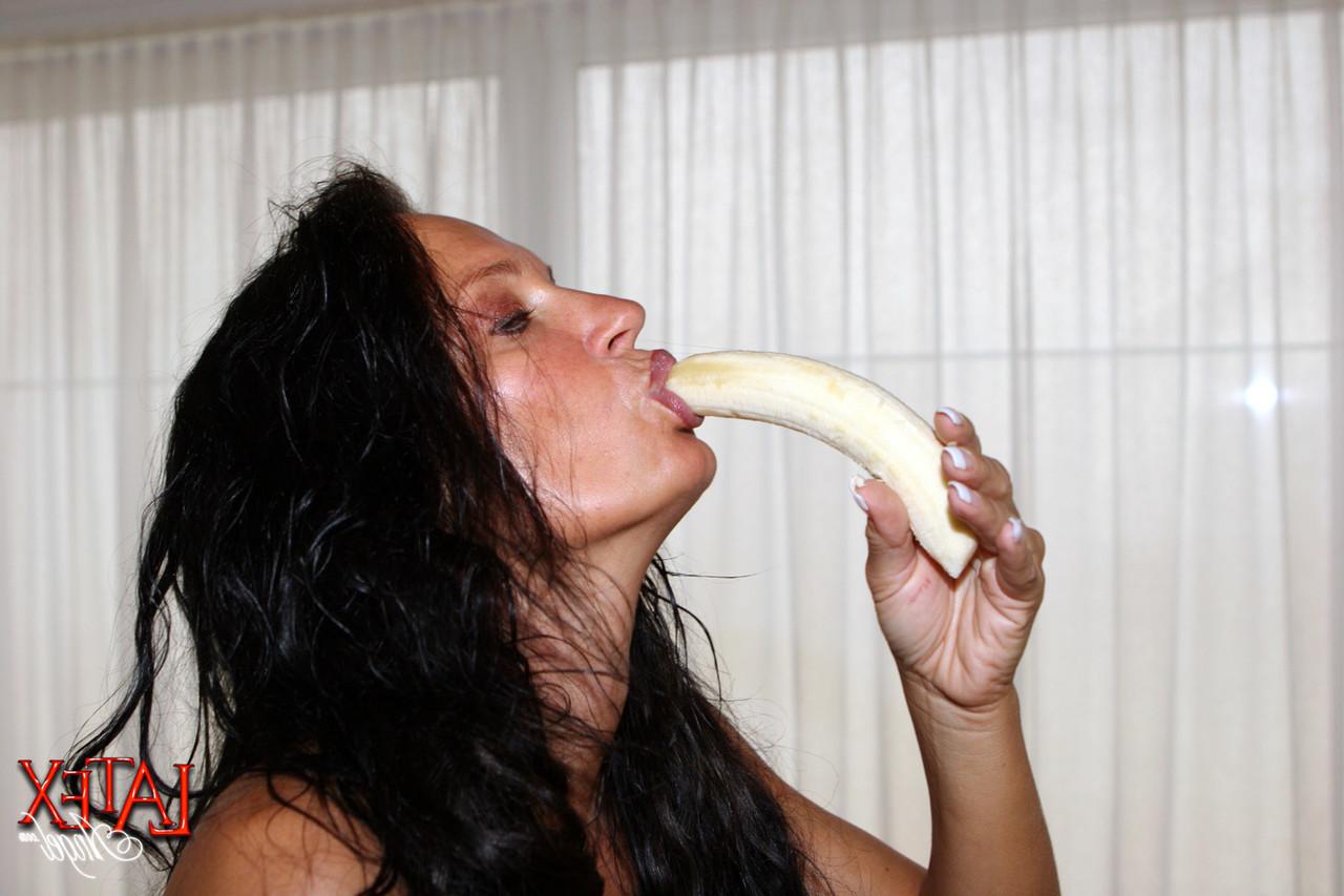 15P Chica sola se mete un plátano en el culo sucio con medias de látex negras