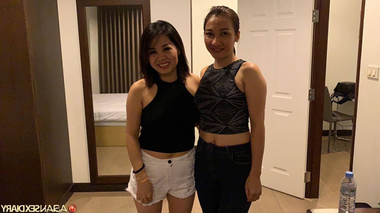 20P Die sexy asiatischen Mädchen Lyn C und Monica ziehen sich aus und posieren nackt auf ihrem Bett