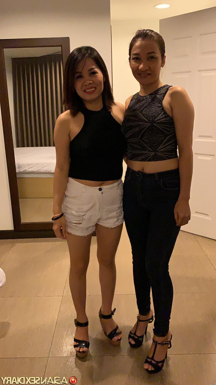 20P Die sexy asiatischen Mädchen Lyn C und Monica ziehen sich aus und posieren nackt auf ihrem Bett