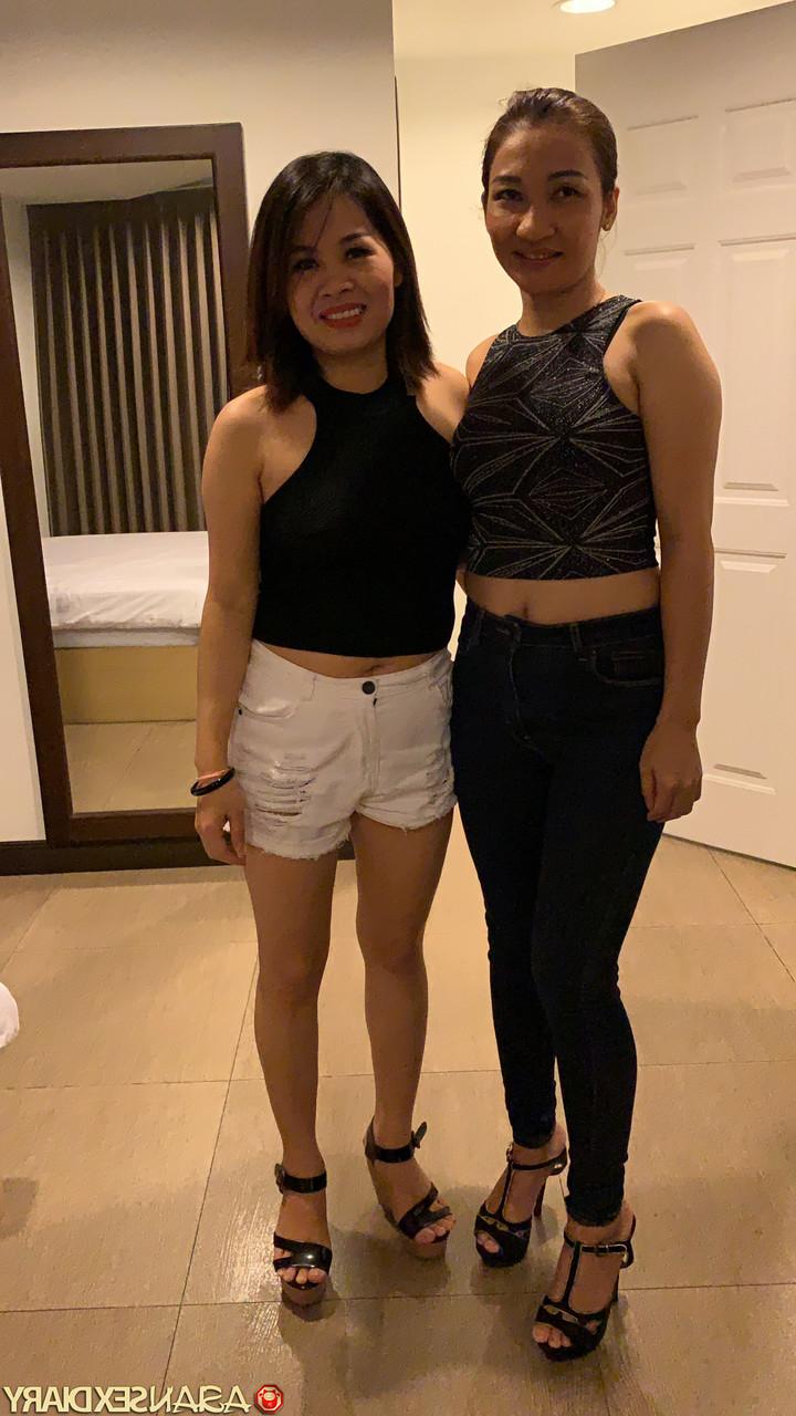 20P Die sexy asiatischen Mädchen Lyn C und Monica ziehen sich aus und posieren nackt auf ihrem Bett