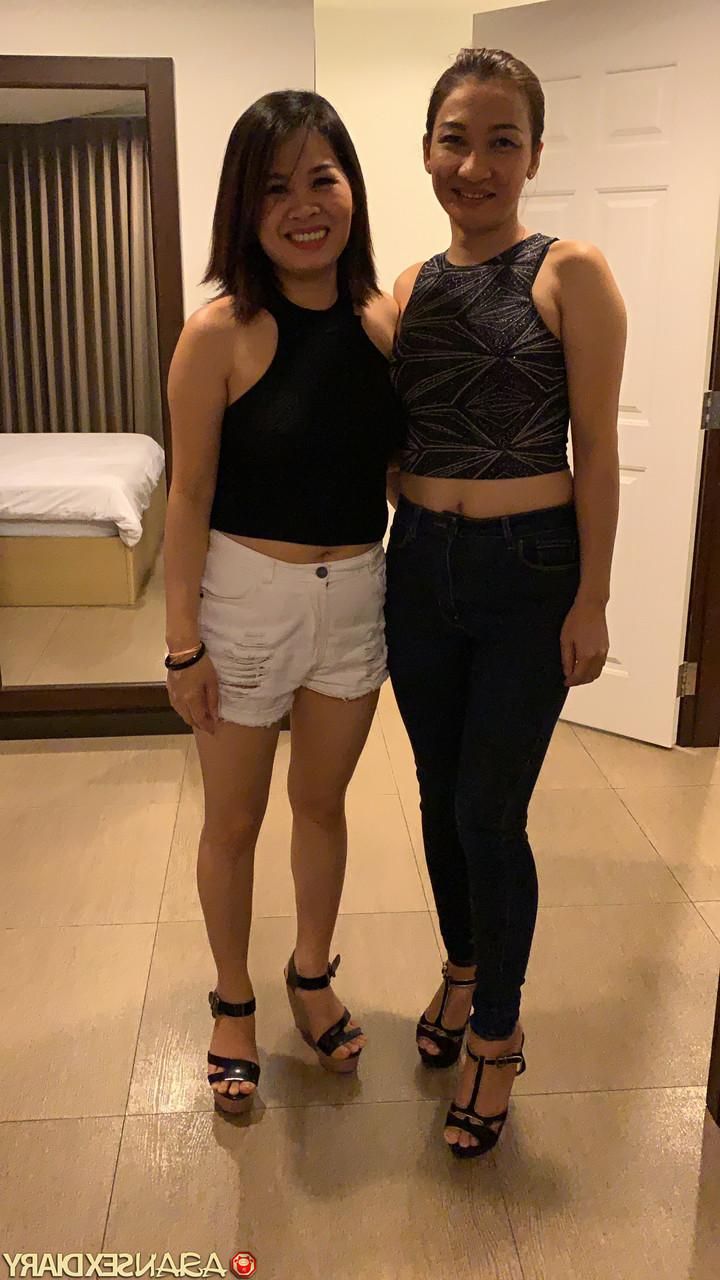 20P Die sexy asiatischen Mädchen Lyn C und Monica ziehen sich aus und posieren nackt auf ihrem Bett