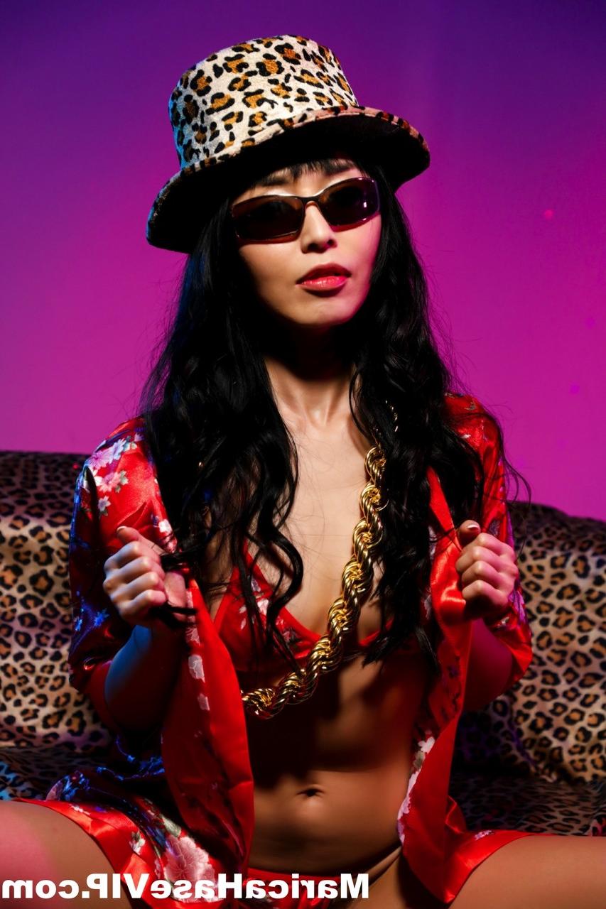 12P Die sexy asiatische MILF Marica Hase befreit ihre Titten und Muschi aus einem Bikini mit Hut