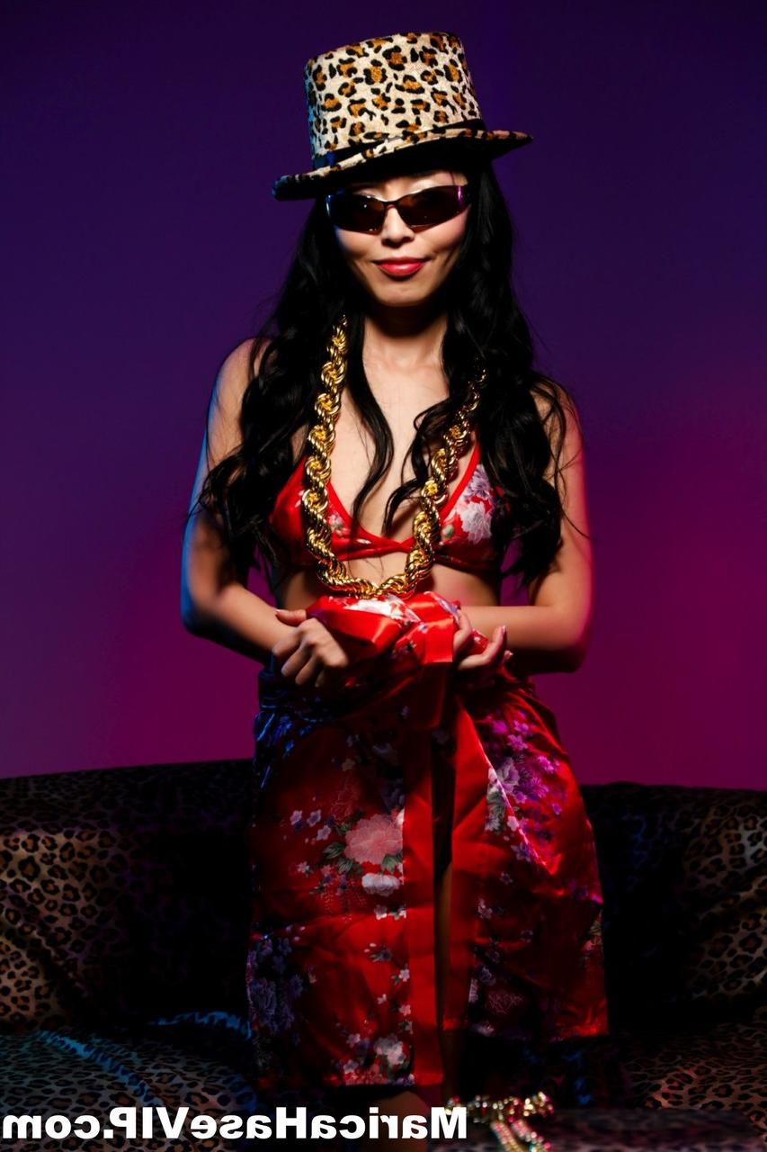 12P Die sexy asiatische MILF Marica Hase befreit ihre Titten und Muschi aus einem Bikini mit Hut