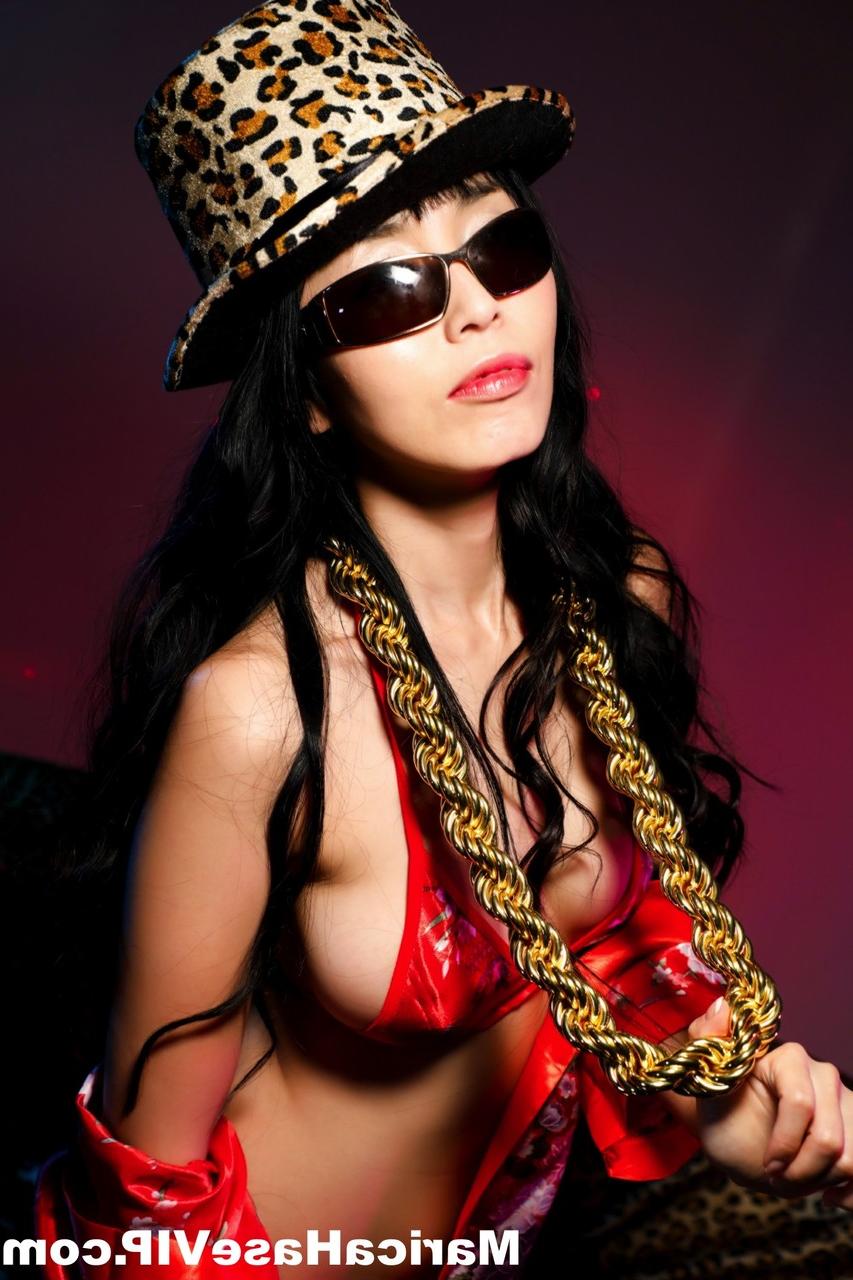 12P Die sexy asiatische MILF Marica Hase befreit ihre Titten und Muschi aus einem Bikini mit Hut