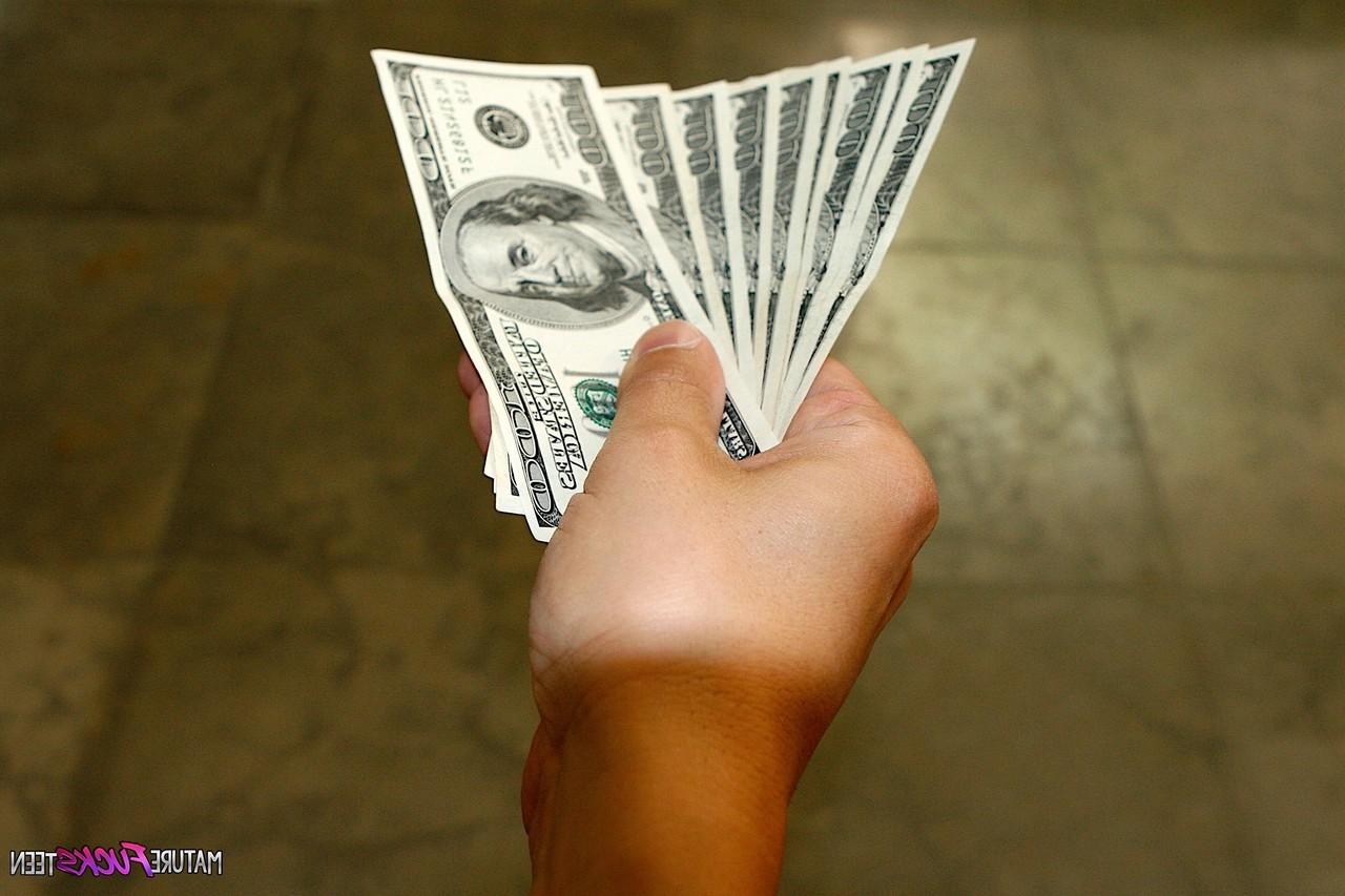 18P A gata negra Bambi Wolfe expõe seus beliscões e peitos grandes antes de dar um footjob