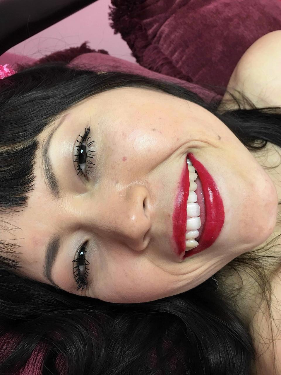20P Yuka Ozaki, femme au foyer asiatique sexy, jouant avec sa délicieuse chatte dans sa lingerie rouge.
