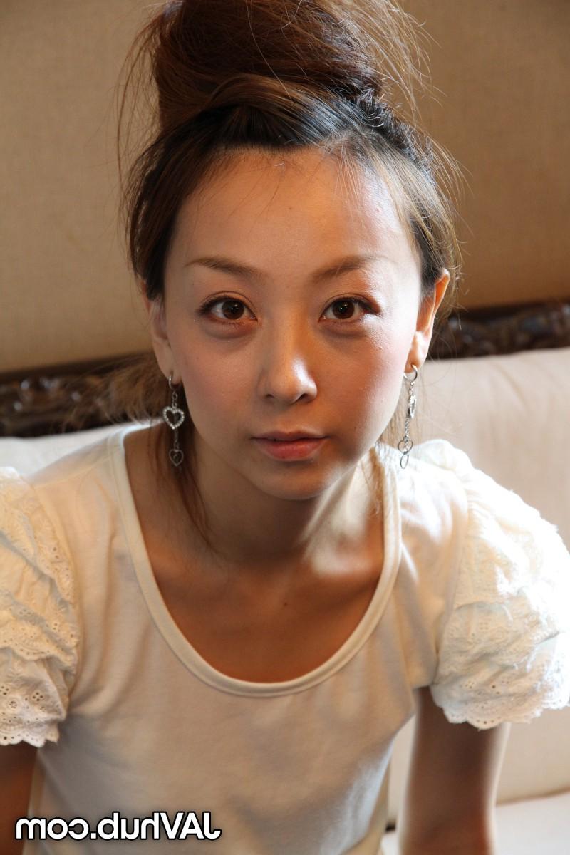 20P A linda garota japonesa Kinomi fica totalmente nua com o cabelo preso
