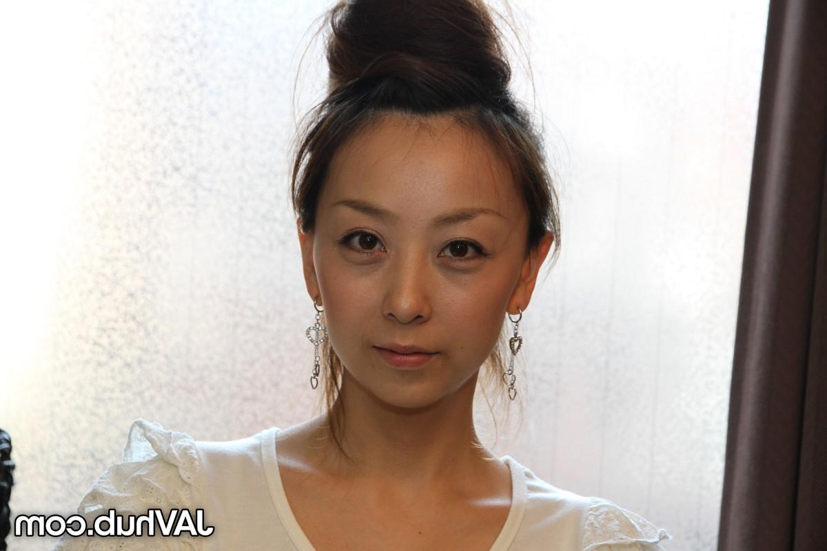 20P A linda garota japonesa Kinomi fica totalmente nua com o cabelo preso