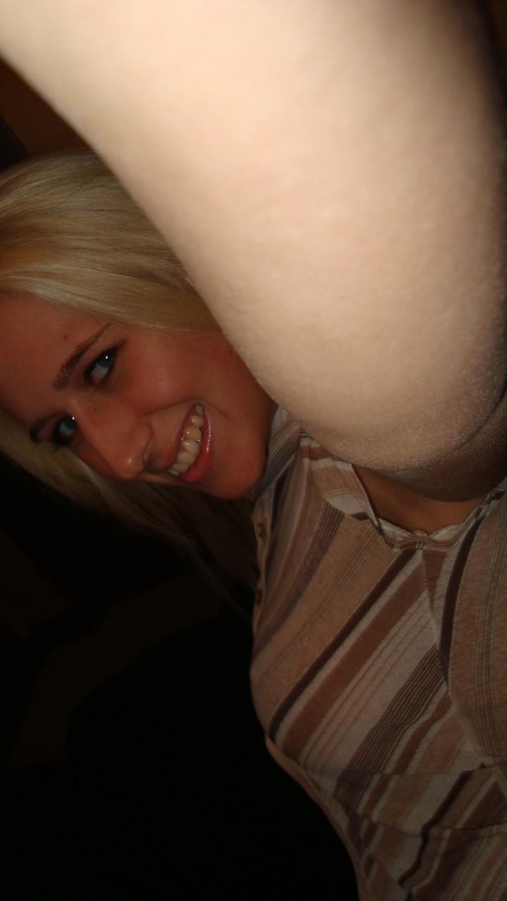 20P Une ado amateur révèle ses fantastiques gros seins et son cul rond en solo