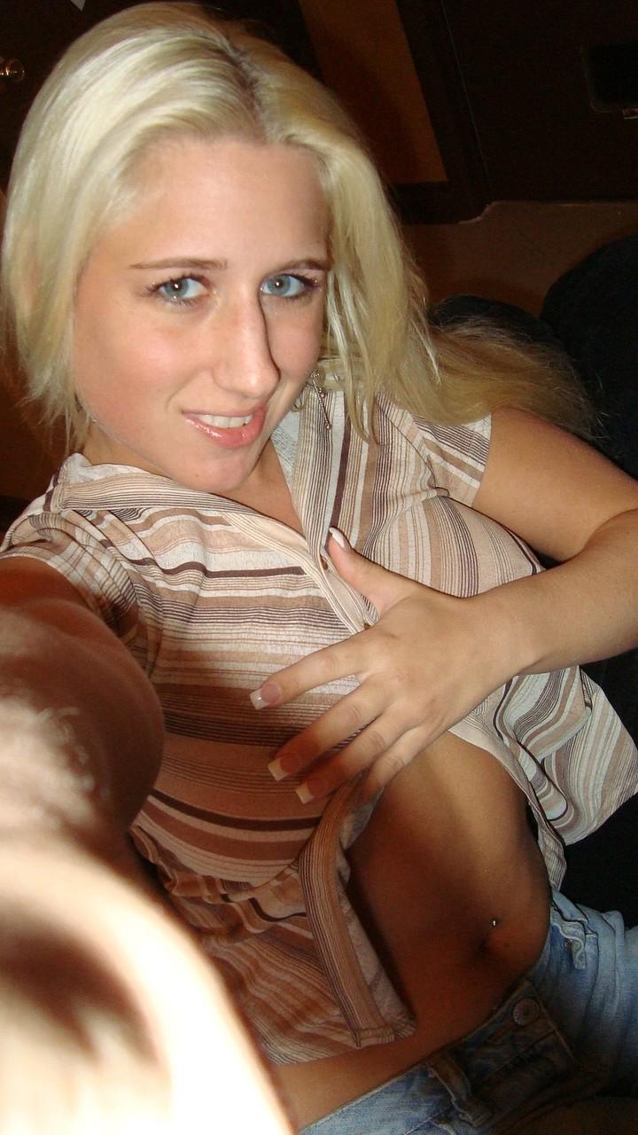 20P Une ado amateur révèle ses fantastiques gros seins et son cul rond en solo