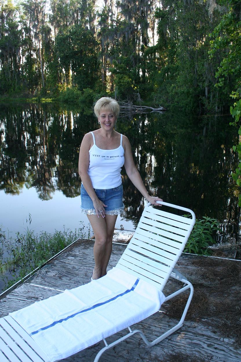 20P La nympho mature Tracy Lick écarte ses fesses rondes et sa chatte en plein air.