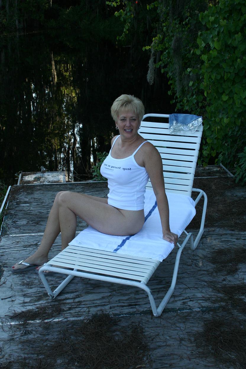 20P La nympho mature Tracy Lick écarte ses fesses rondes et sa chatte en plein air.