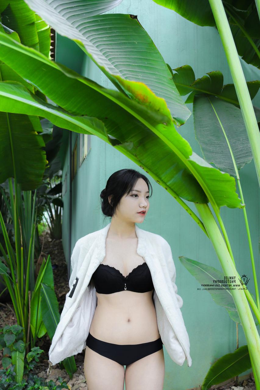 19P Seductive Vietnamese model Jessica Nguyen posing in her cute outfit in public