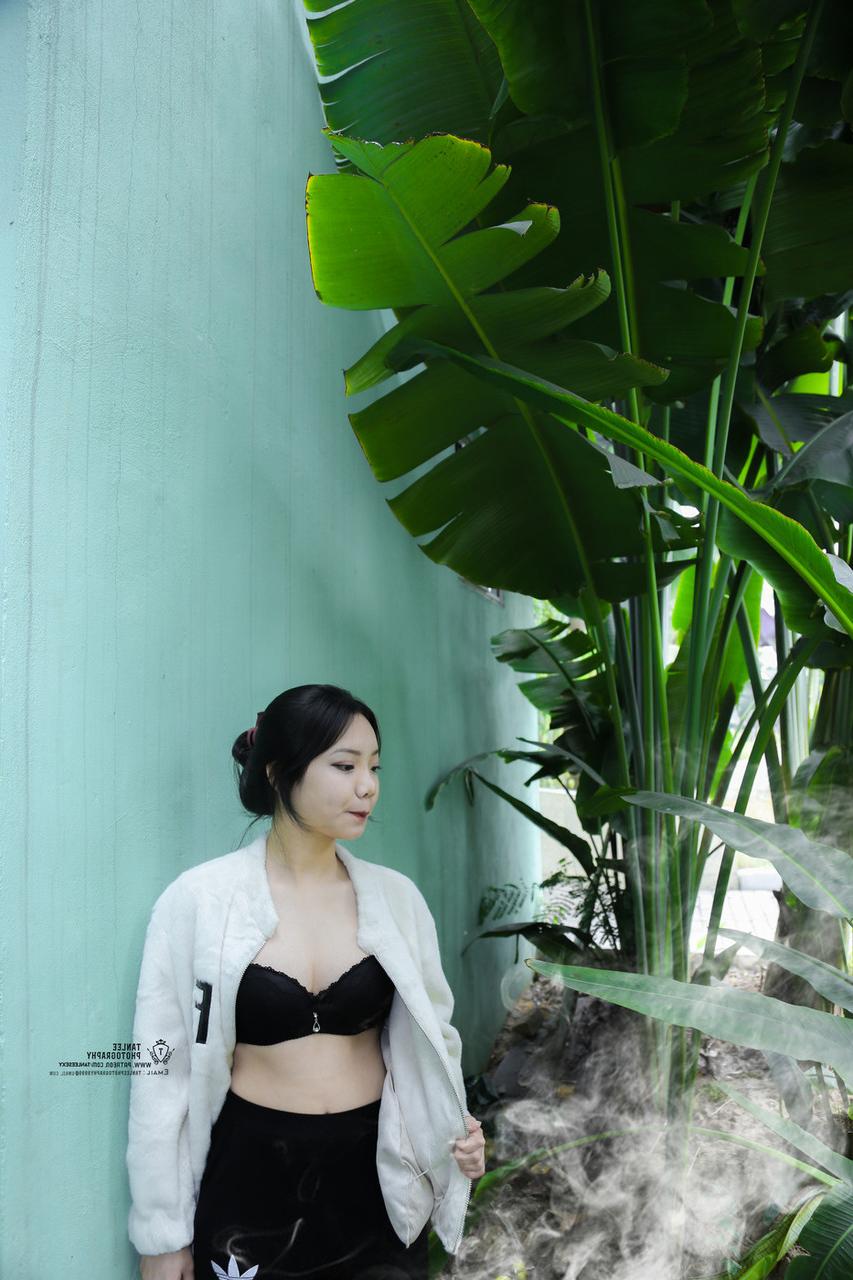 19P Seductive Vietnamese model Jessica Nguyen posing in her cute outfit in public