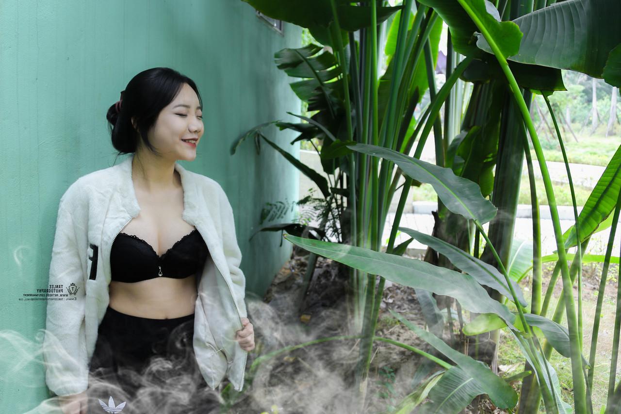 19P Seductive Vietnamese model Jessica Nguyen posing in her cute outfit in public
