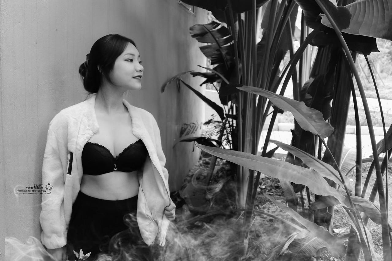 19P Seductive Vietnamese model Jessica Nguyen posing in her cute outfit in public