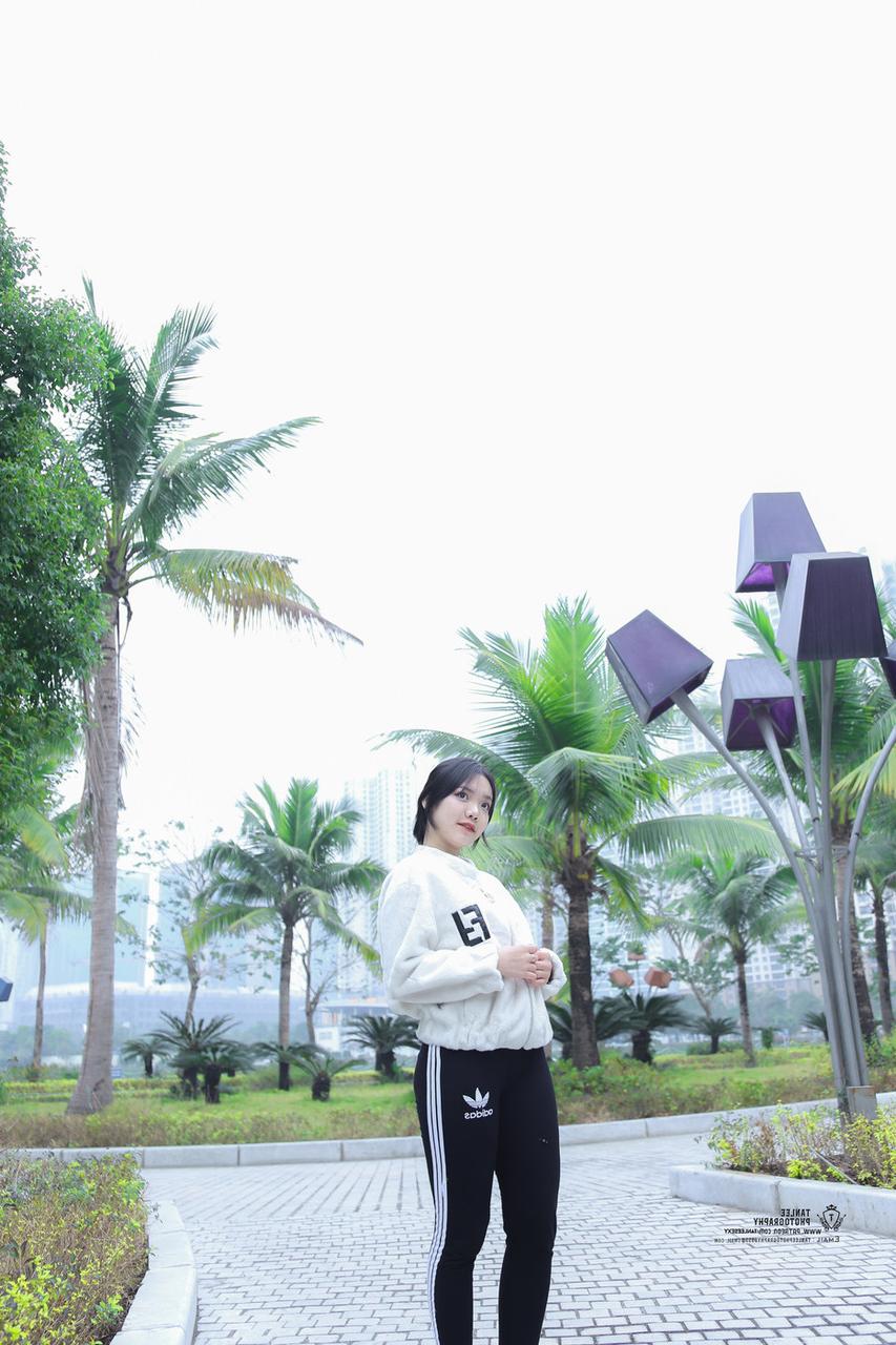 19P Seductive Vietnamese model Jessica Nguyen posing in her cute outfit in public