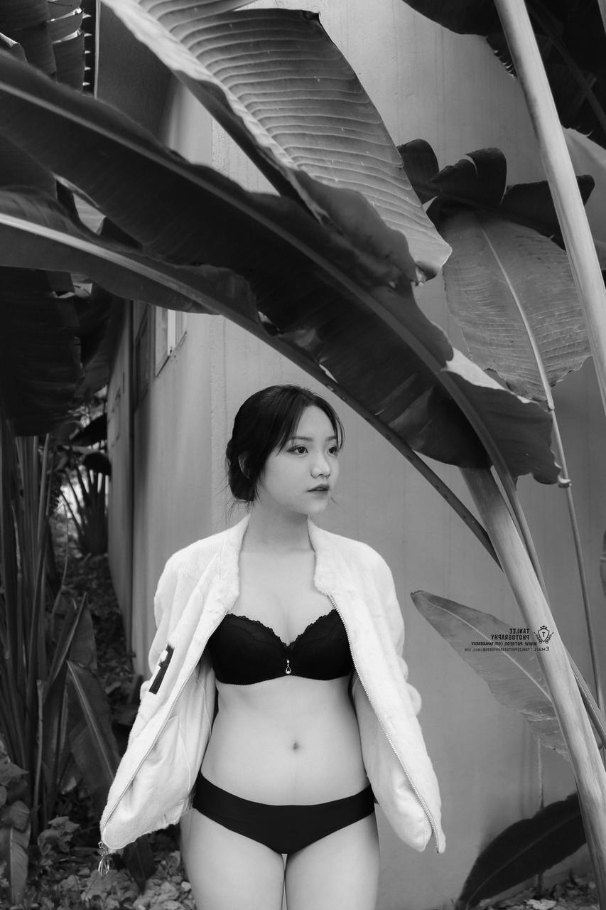 19P Seductive Vietnamese model Jessica Nguyen posing in her cute outfit in public