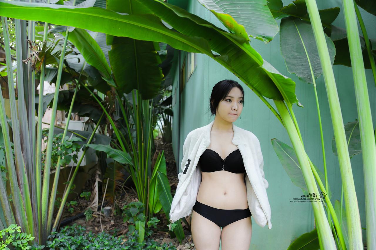 19P Seductive Vietnamese model Jessica Nguyen posing in her cute outfit in public