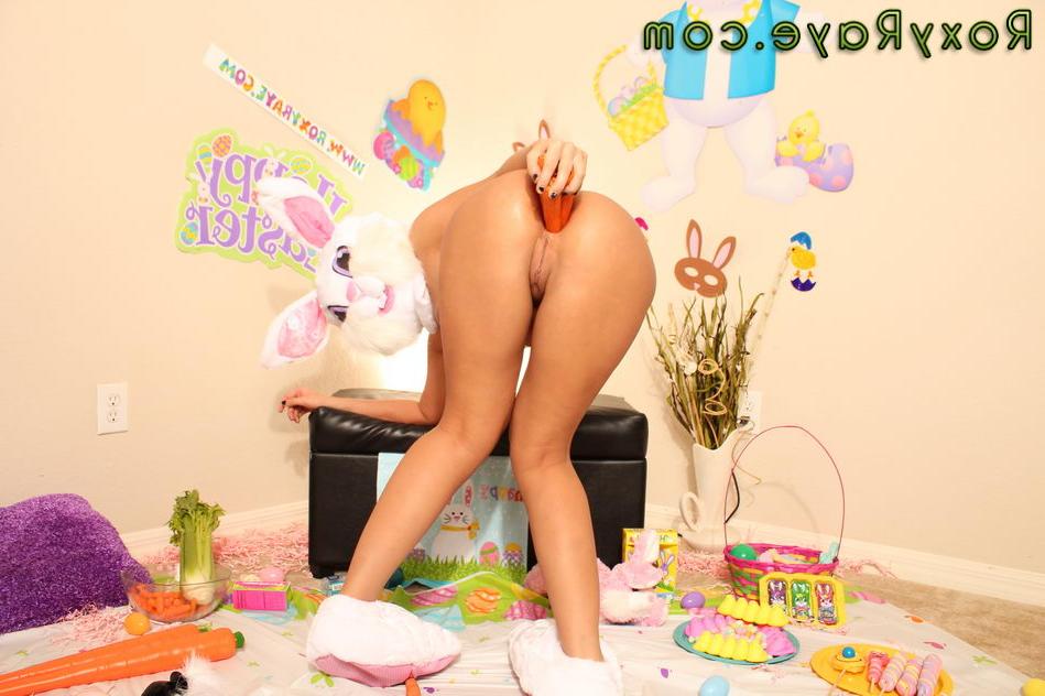 15P Roxy Raye sports a prolapsed asshole after inserting a bunch of vegetables