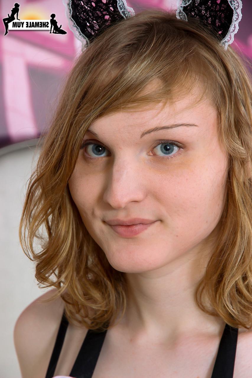 16P La jolie transexuelle adolescente Jenny Flowers enlève son uniforme de femme de chambre et montre son gros cul.