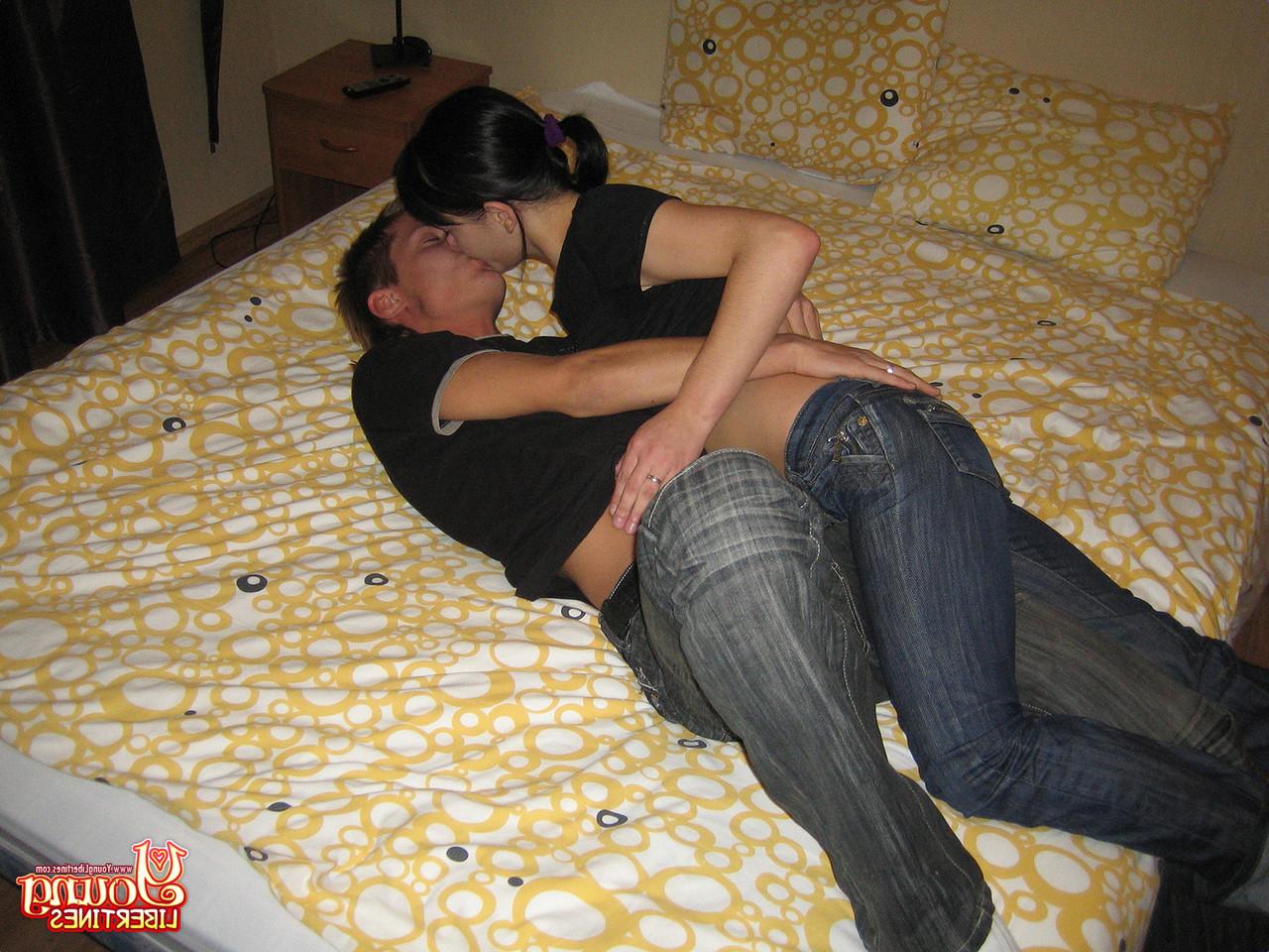 20P Amateur-Teenie Dominica gibt einen schönen Blowjob, bevor sie auf einem Bett genagelt wird
