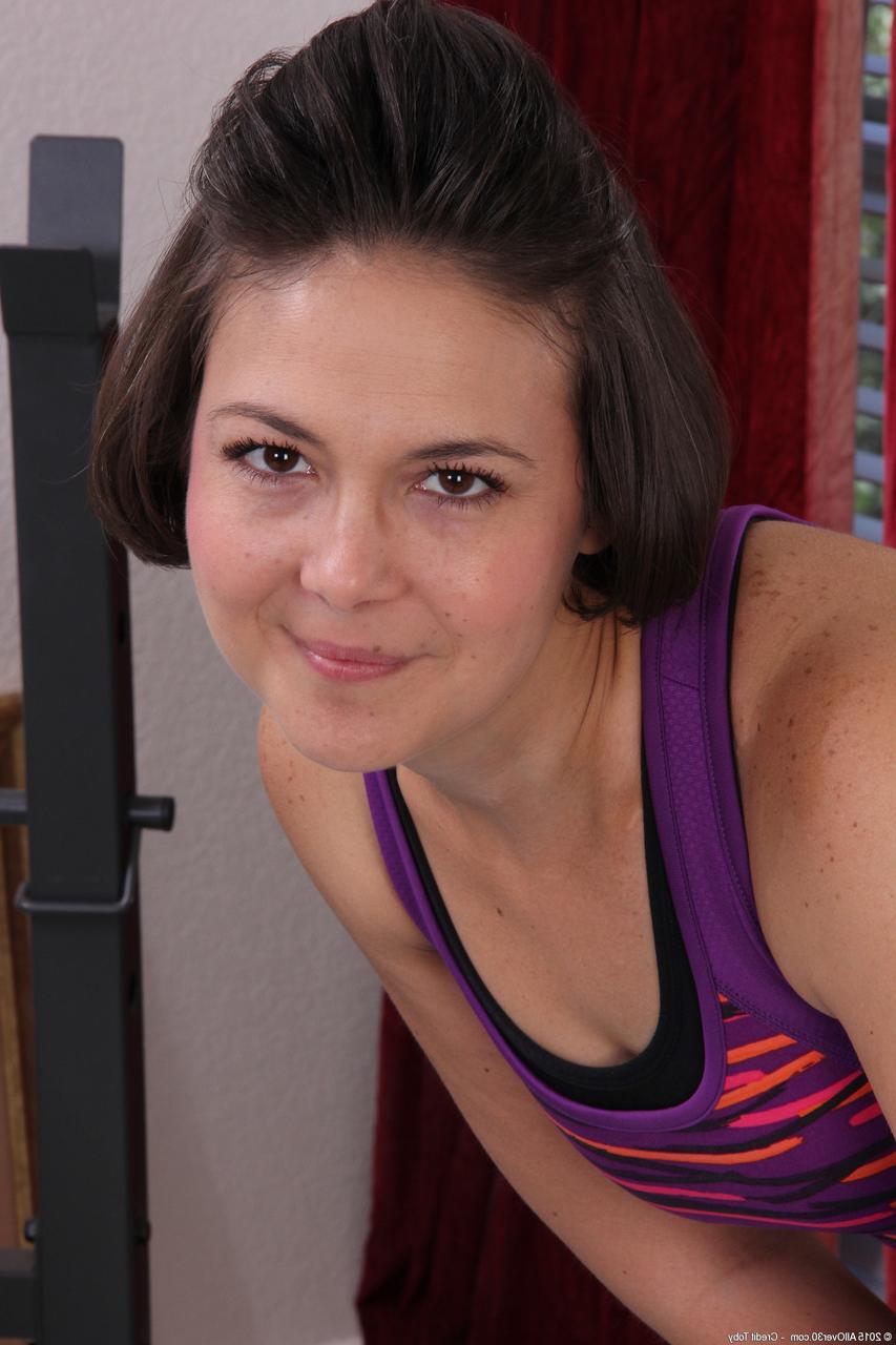20P Die süße Amateur-MILF Carlita Johnson zieht sich beim Training aus und fingert sich