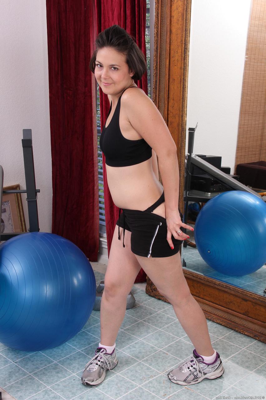 20P Die süße Amateur-MILF Carlita Johnson zieht sich beim Training aus und fingert sich