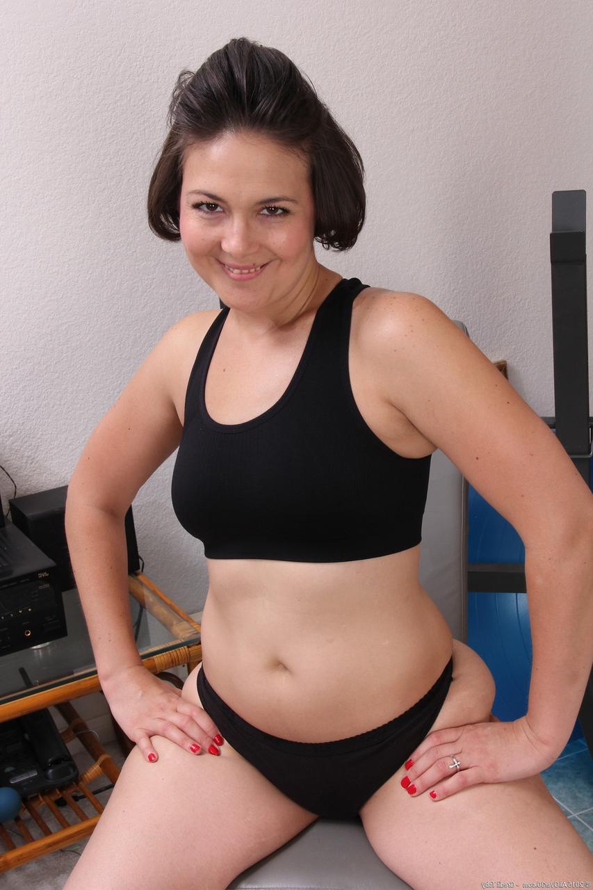 20P Die süße Amateur-MILF Carlita Johnson zieht sich beim Training aus und fingert sich