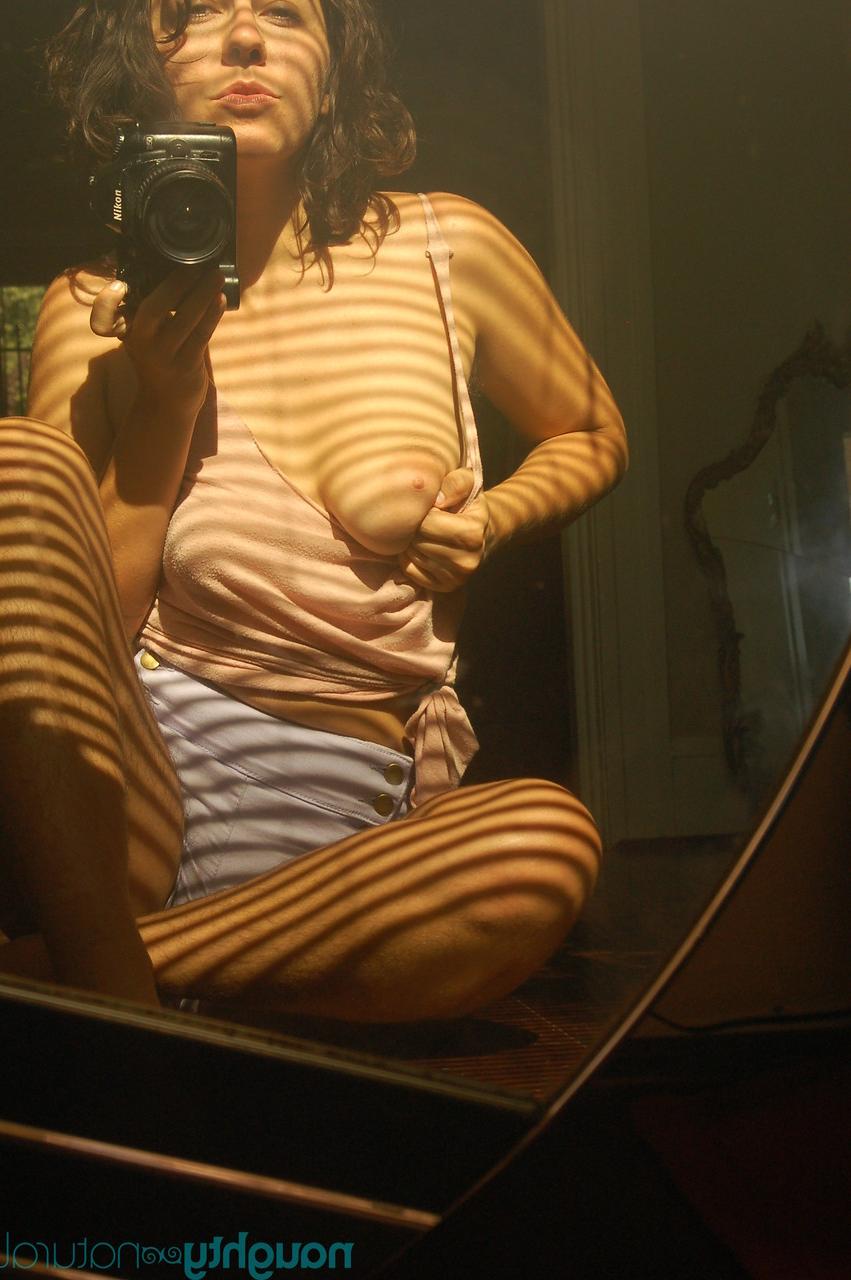 20P A atordoante amadora Nikki Silver tirando selfies de seus peitos suculentos e boceta peluda