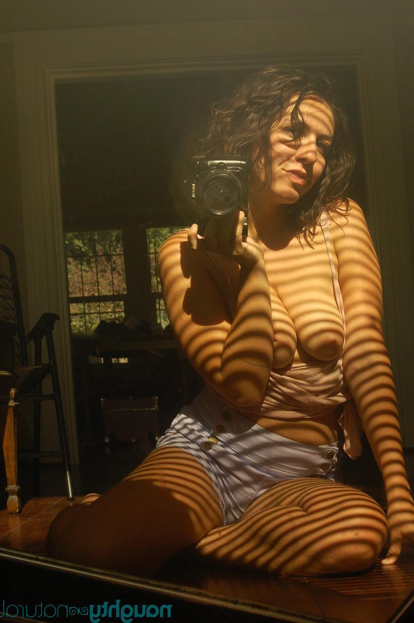 20P A atordoante amadora Nikki Silver tirando selfies de seus peitos suculentos e boceta peluda