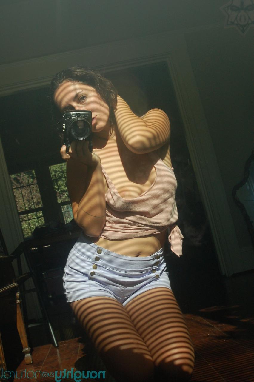 20P A atordoante amadora Nikki Silver tirando selfies de seus peitos suculentos e boceta peluda
